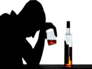 Alkol etkisi altında çevreye rahatsızlık vermekle itham edilen 3 kişi tutuklandı