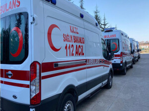 Evine girmek için çatıdan balkona inmeye çalışan kişi 9 metreden düştü: Yaralı müşahede altında