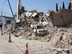 Türkiye'deki okullarda 6 Şubat depremlerinde hayatını kaybedenler için saygı duruşu