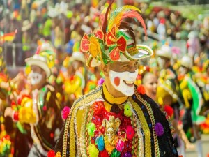Geleneksel Limasol Karnavalı kortejle başladı