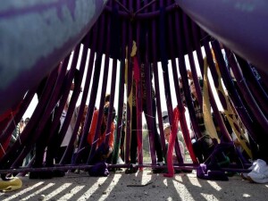 Diren Çemberi Anıtı kadına yönelik şiddetle mücadele için nakışlarla giydirildi