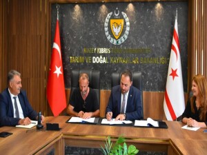 Bakan Çavuş, balıkçı barınaklarının işletilmesine ilişkin protokole imza attı