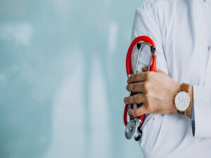 Almanya'da bir doktor hastalarını öldürmekten yargılanıyor