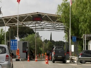 Rum polisi, trafik cezalarını geçiş noktalarında dağıtmaya devam ediyor