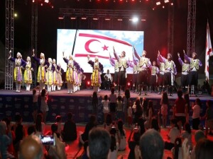 İskele Belediyesi, Uluslararası Halk Oyunları Festivali'ne katıldı: KKTC bayrağı dalgalandı