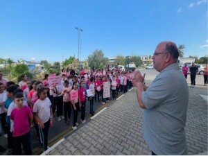 Yenierenköy’de minik öğrencilerden Meme Kanseri farkındalık yürüyüşü