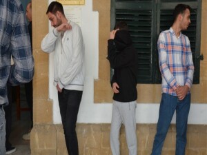 Yüklü miktarda uyuşturucu suçundan itham edilen 3 zanlı, 2 ayı geçmeyecek şekilde cezaevinde