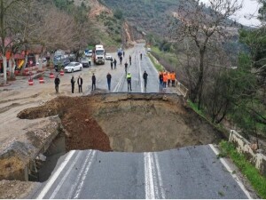 İzmir'de şiddetli yağış nedeniyle Selçuk-Aydın kara yolu çöktü