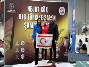 Genç atlet Damla Dönmez, 300 metrede Türkiye şampiyonu!