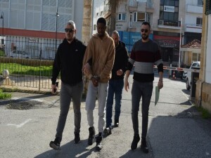 Üzerinde ve evinde uyuşturucuyla yüklü miktarda para bulunan zanlı 8 gün daha tutuklu kalacak