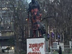 Londra’da Churchill heykeline boyalı protesto: "Siyonist savaş suçlusu" yazıldı