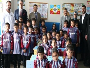 Trabzonspor’dan Ağrı’daki köy okuluna forma sürprizi