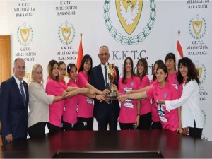 Nazım Çavuşoğlu, Türkiye 2'ncisi olan ONKO Yıldız Kız Hentbol Takımı’nı kabul etti