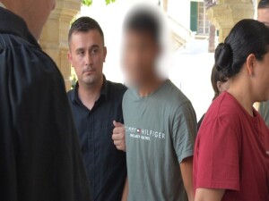 Turisti darbedip eşyalarını çalmakla itham edilen zanlı cezaevine gönderiliyor