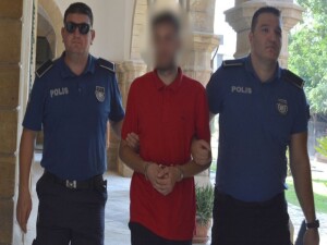 Sahte pasaportla çıkış yapmaya çalıştığı ithamıyla yargılanan zanlı cezaevinde