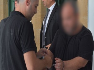 Çalıştığı şirkete ait 9 bin sterlini sirkat etmekle itham edilen H.T, 8 gün daha tutuklu