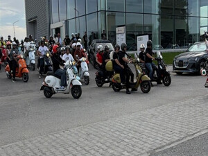 Vespa tutkunları Whip & Ride etkinliği için konvoy oluşturdu