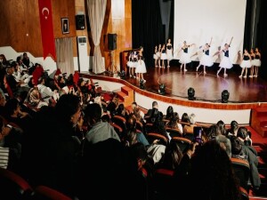 SAM öğrencilerinden “Yüzyıllar Boyu Dans” gösterisi