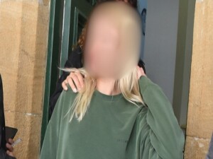 Polis aracına tekme atarak 10 bin TL'lik hasara neden olmakla itham edilen zanlı teminatla serbest