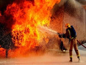 Vadili’de traktör, Pamuklu’da ise işçi evi yandı!