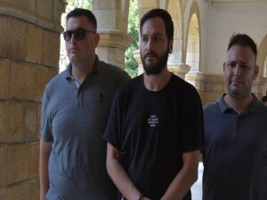 Park halinde bulunan bir araçtan para çalmakla itham edilen zanlı 1 ay daha tutuklu kalacak!