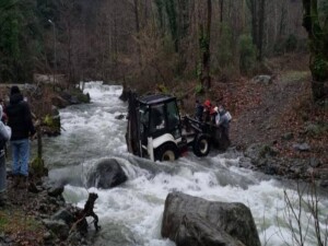 Yalova'da deredeki su seviyesi yükseldi: 19 kişi mahsur kaldı