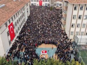 Türkiye'de öğrencisi tarafından bıçaklanan Fatma Nur öğretmen için okulunda tören düzenlendi