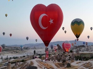 Kapadokya'da sıcak hava balonları Türk bayrakları ve afişlerle uçtu