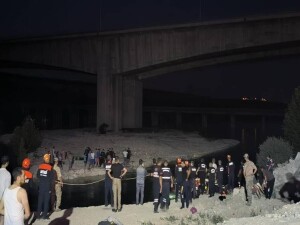 Fırat Nehri'nde mahsur kalan 26 kişi kurtarıldı