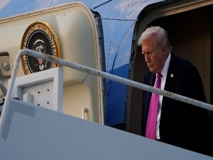 Trump'ın uçağında acil durum kaydırağı kriz yarattı
