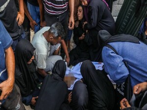 İsrail'in Gazze'ye saldırılarında 8'i insani yardım bekleyen 9 kişi hayatını kaybetti