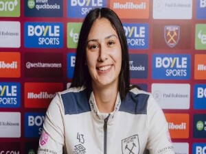 Başbakan Ünal Üstel’den Kıbrıslı Türk genç futbolcu Selin Cemal’e tebrik