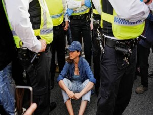İngiliz polisi, Filistin Eylem hareketini destekleyen protesto sırasında onlarca kişiyi gözaltına aldı