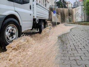 İstanbul'da su birikintisine basan 14 yaşındaki çocuk elektrik akımına kapıldı, hayatını kaybetti