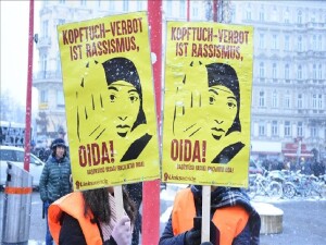 Avusturya'da, okullarda 14 yaş altındakilere başörtüsünü yasaklayan tasarının parlamentodan geçmesine tepki