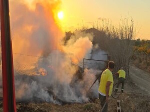 Koruçam'da park halindeki araçtaki yangın çevredeki otlara da sıçradı