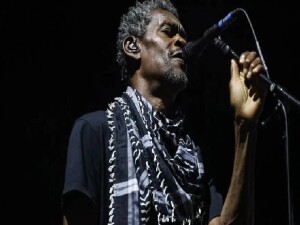 İngiliz müzik grubu Massive Attack'e, konserde Filistin bayrağı açtıkları gerekçesiyle soruşturma