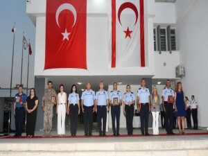 Emekliye ayrılan ve meslekte 30 hizmet yılını tamamlayan polis mensuplarına plaketleri takdim edildi