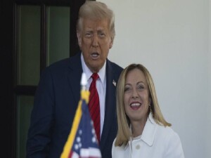 Trump'ın, kendisine fotoğraf için "yalvardığını" söylediği Meloni ile arası yeniden açıldı