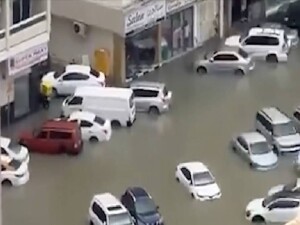 BAE'nin Şarika kentinde şiddetli yağışlar nedeniyle araçlar su altında kaldı