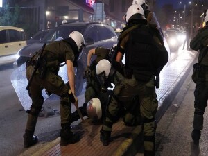 Yunanistan-İsrail voleybol maçında Filistin bayrağı açanlara polis müdahalesi