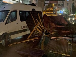 İstanbul'da fırtına hayatı olumsuz etkiledi