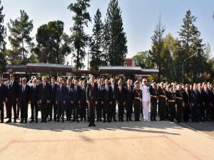 20 Temmuz Barış Harekatı'nın yıl dönümü dolayısıyla Lefkoşa Atatürk Anıtı önünde tören düzenlendi