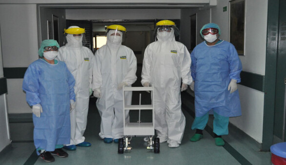 Türkiye’de bir hastanede pandemi hastaları için robot hizmeti