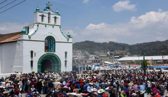 Meksika’da salgına rağmen Paskalya ayini düzenlendi, binlerce kişi katıldı
