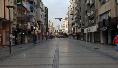 İzmir’in en ünlü caddesi olan Kıbrıs Şehitleri’nde sessizlik hakim
