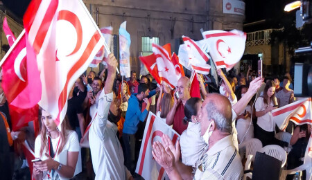 Ersin Tatar’ın destekçileri Genel Merkez'in önünde toplandı