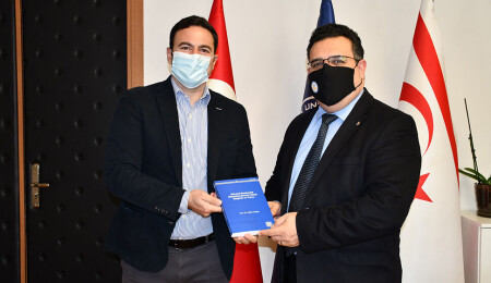 Mete Feridun, yeni kitabını DAÜ Rektörü Prof. Dr. Aykut Hocanın’a takdim etti