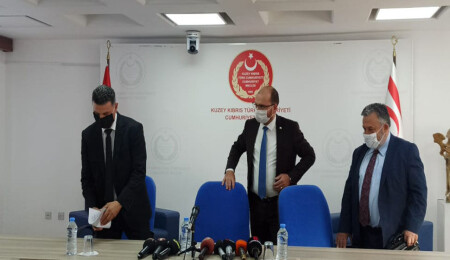 Siyasette bir ilk: Çocuğunun üzerine yemin etti, fotoğrafını gösterdi