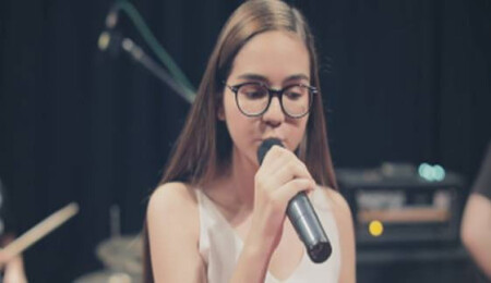 15 yaşındaki Dudu Pektunç Kuyruklu Yıldız isimli ilk şarkısını dinleyicilere sundu